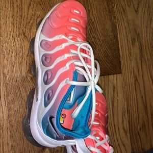 air vapormax plus lava glow